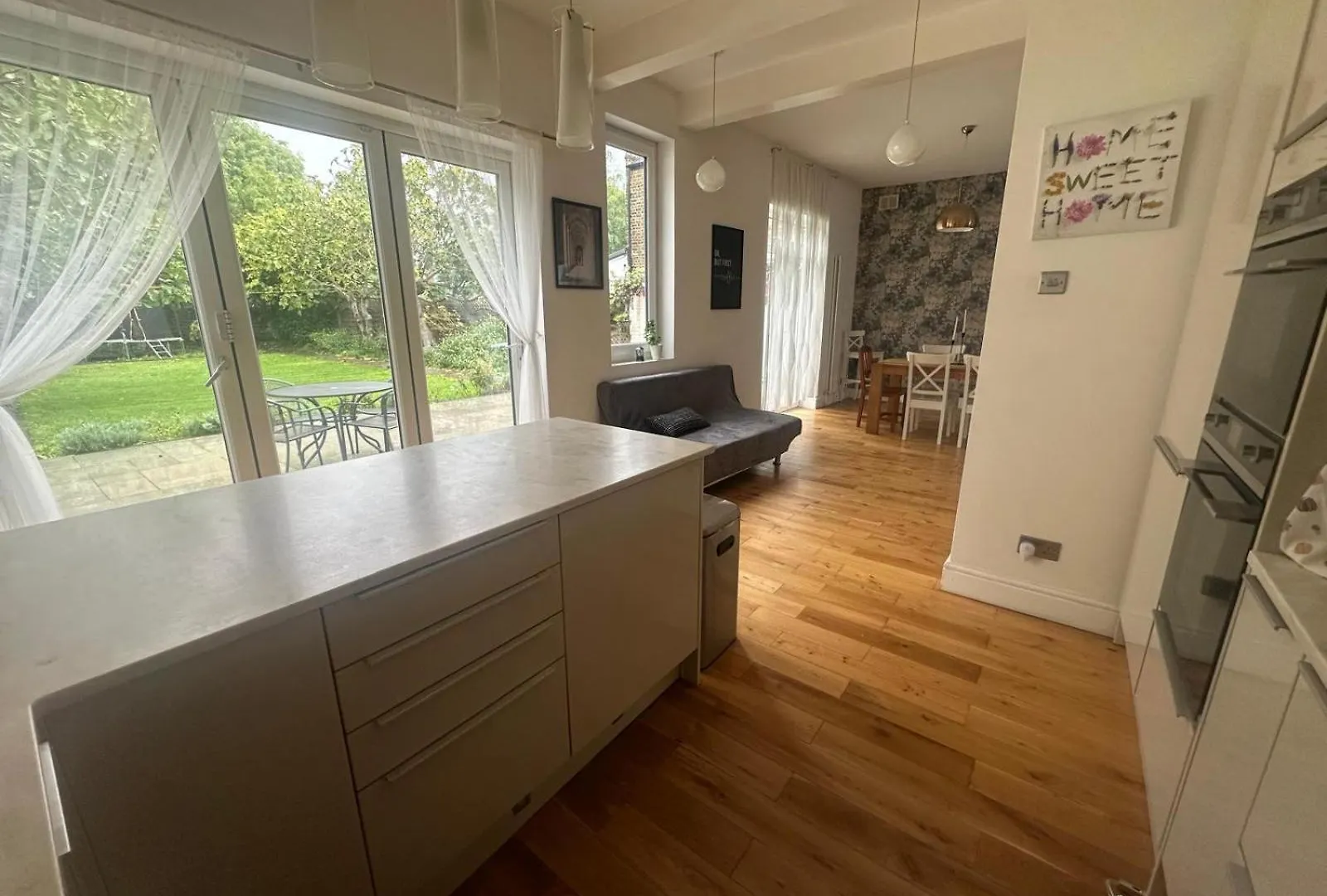 Luxurious Living 4 Bedroom Home London 0*,